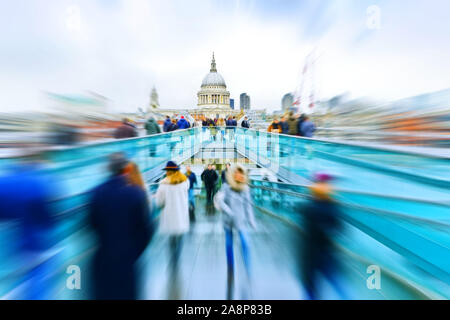 Vue depuis le pont Millennium avec de nombreux passagers traversant Londres. Banque D'Images