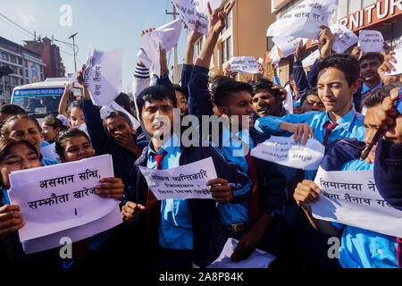 Les étudiants népalais slogans chant tout en tenant des pancartes lors d'une manifestation anti-Inde.Des centaines de Népalais, dont des étudiants, se sont rassemblés pour protester contre la nouvelle carte politique de l'Inde qui comprend la parution de terre Lipulek Nepals Kalapani et comme faisant partie du territoire indien. Banque D'Images