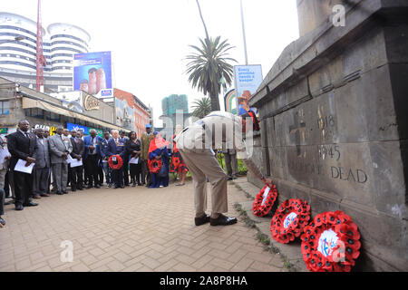 Le brig. Mark Thornhill CEPB (dépôt de gerbes au cours de la cérémonie de commémoration des anciens combattants de la Seconde Guerre mondiale tenue à la Commonwealth War Graves cimetière qui a été ouverte en 1941 par les autorités militaires. Il contient 1 952 sépultures du Commonwealth de la Seconde Guerre mondiale, dont 11 sont identifiés. Nairobi est le siège de la Force de l'Afrique de l'Est. Banque D'Images