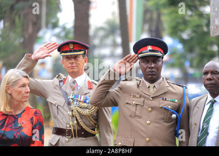 Le brig. Mark Thornhill CBE, British (centre) avec la Force de défense du Kenya Le Kenya, CC Omari militaires durant la cérémonie de commémoration des anciens combattants de la Seconde Guerre mondiale s'est tenue au cimetière de guerre du Commonwealth qui a été ouvert en 1941 par les autorités militaires. Il contient 1 952 sépultures du Commonwealth de la Seconde Guerre mondiale, dont 11 sont identifiés. Nairobi est le siège de la Force de l'Afrique de l'Est. Banque D'Images