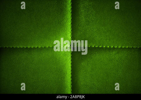 Vert foncé à texture de cuir artificiel électrique cousu avec fil de même couleur. Close-up de canapé-surface. Vue de dessus. Arrière-plan très détaillé Banque D'Images