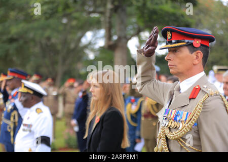 Le brig. Mark Thornhill CBE, British (à droite) salue durant la cérémonie de commémoration des anciens combattants de la Seconde Guerre mondiale tenue à la Commonwealth War Graves cimetière qui a été ouverte en 1941 par les autorités militaires. Il contient 1 952 sépultures du Commonwealth de la Seconde Guerre mondiale, dont 11 sont identifiés. Nairobi est le siège de la Force de l'Afrique de l'Est. Banque D'Images