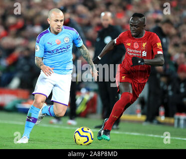 Manchester City's Angelino (à gauche) et de Liverpool, Sadio Mane bataille pour la balle durant le premier match de championnat à Anfield, Liverpool. Banque D'Images