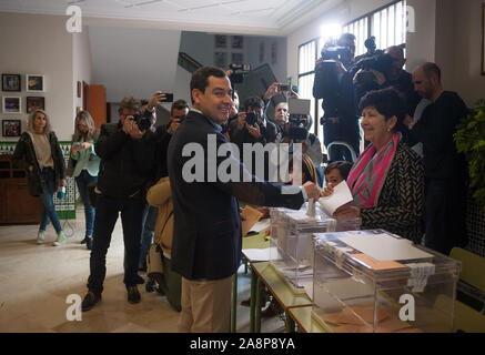 Le Président de l'Andalousie et leader du parti populaire d'Andalousie, Juanma Moreno jette son vote à un bureau de vote pendant les élections.Les élections générales espagnoles sont dirigées par le parti de la droite radicale en pleine croissance, VOX par son principal candidat de plomb, Santiago Abascal avec un nombre élevé de sièges : selon les derniers sondages. Ceci supposerait un coup dur pour les partis de gauche traditionnels. Banque D'Images