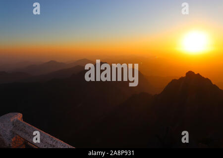 Coucher du soleil sur le lotus pic à Huangshan Montagnes Jaune en Chine Banque D'Images