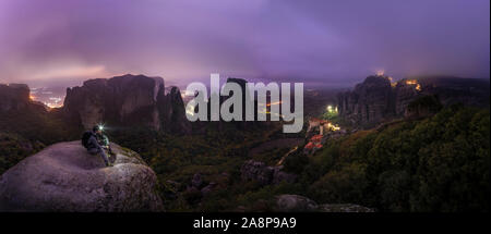 Randonnée nocturne dans les météores grecques - montagnes surplombant château-comme les monastères Banque D'Images