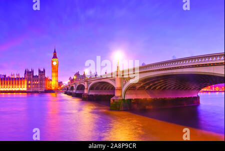 Vue sur le Parlement et le pont Westminster le long de la Tamise à Londres au crépuscule. Banque D'Images