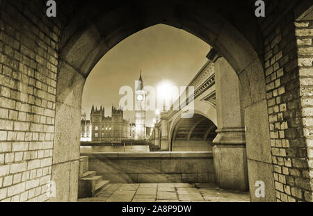 Vue sur les Chambres du Parlement depuis le fond du pont Westminster à Londres la nuit. Banque D'Images