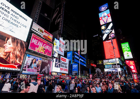 Times Square, un poste occupé et encombré intersection dans Manhattan, avec de nombreuses annonces de néon dans une rue emblématique de Banque D'Images