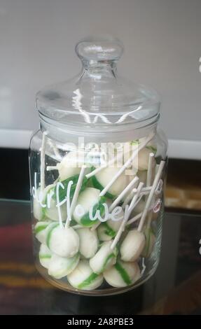 Bonbons dans une vitrine, Staithes, North Yorkshire, UK Banque D'Images