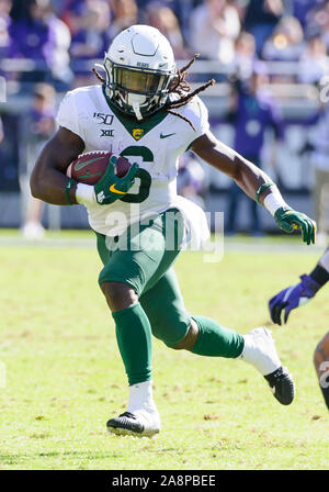 Fort Worth, Texas, USA. Nov 9, 2019. Baylor Bears en marche arrière (6) JaMycal vite se précipite la balle poursuivi par TCU Horned Frogs coffre AR'Darius Washington (27) et TCU Horned Frogs de secondeur Ben Wilson (18) pendant la 2ème moitié de la NCAA Football match entre l'Ours et le Baylor TCU Horned Frogs au stade Amon G. Carter à Fort Worth, Texas. Matthew Lynch/CSM/Alamy Live News Banque D'Images