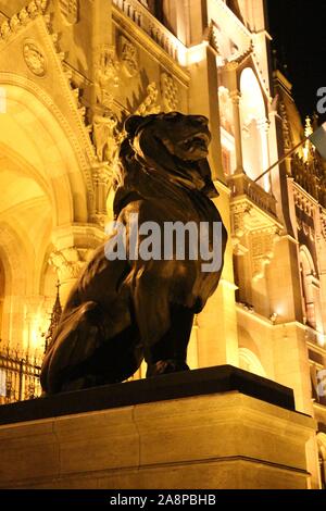 Façade avant du hongrois statue lion Banque D'Images