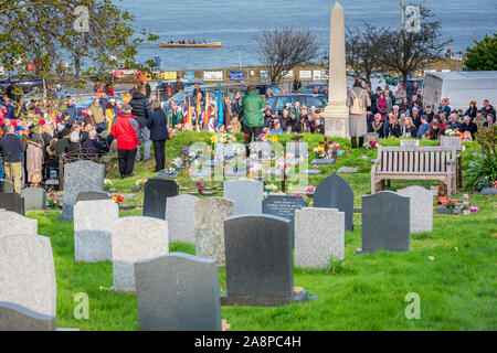 Appledore, North Devon, UK. Dimanche 10 novembre 2019. Météo britannique. Le soleil et une douce brise sur le souvenir dimanche dans le Nord du Devon. La communauté rassemble comme des couronnes sont déposées sur le monument commémoratif de guerre du Canada le village Appledore Dimanche du souvenir. Terry Mathews/Alamy Live News. Banque D'Images