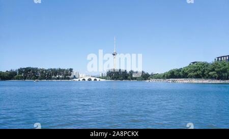 Beijing, Chine. Du 1er septembre 2019. Photo Mobile montre la tour de la télévision centrale à Beijing, capitale de Chine, le 1er septembre 2019. Credit : Zhang Chuanqi/Xinhua/Alamy Live News Banque D'Images