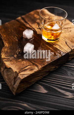 Un verre de boisson alcoolisée à une table en bois. Cocktail de whisky avec de la glace Vue de dessus Banque D'Images