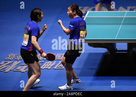 Tokyo, Japon. 10 Nov, 2019. Liu Shiwen(R)/Chen Meng équipe de Chine célèbrent pendant leur match contre Kasumi Ishikawa/de l'équipe Miu Hirano au Japon la finale des femmes entre la Chine et le Japon lors de la Coupe du Monde 2019 Équipe de l'ITTF à Tokyo, Japon, le 10 novembre 2019. Credit : Hua Yi/Xinhua/Alamy Live News Banque D'Images
