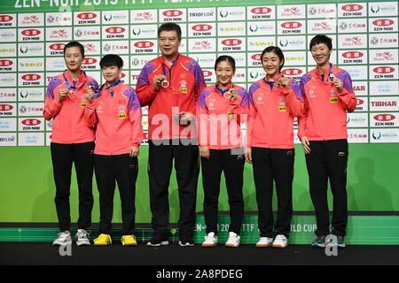 Tokyo, Japon. 10 Nov, 2019. Sun Li-coach (3L) et les joueurs de l'équipe Chine posent sur le podium lors de la remise du prix après la la la finale des femmes entre la Chine et le Japon lors de la Coupe du Monde 2019 Équipe de l'ITTF à Tokyo, Japon, le 10 novembre 2019. Credit : Hua Yi/Xinhua/Alamy Live News Banque D'Images