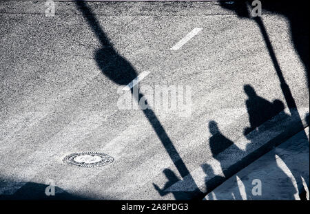 Silhouette d'ombre floue des piétons en attente sur passage à niveau de la rue de la ville dans la nuit, d'en haut Banque D'Images