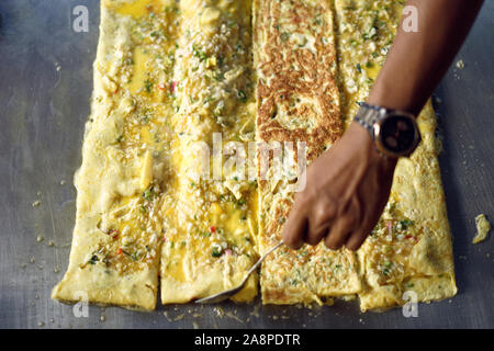 Martabak telur Chef indonésien aceh au marché des aliments de rue Banque D'Images