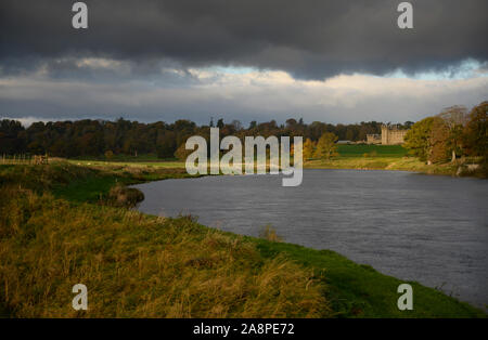 Étages Accueil château du Duc de Roxburghe sur la rive nord de la rivière Tweed près de Kelso dans les Scottish Borders. Banque D'Images