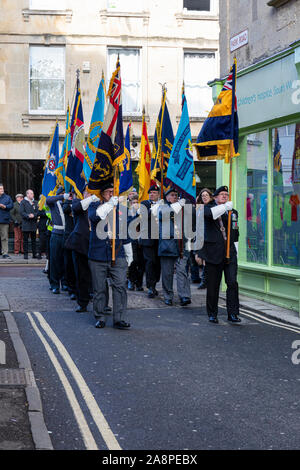 Drapeaux Trowbridge Royal British Legion Souvenir parade de dimanche, 10 novembre 2019, arrive au monument aux morts à Trowbridge Park, Wiltshire UK Banque D'Images