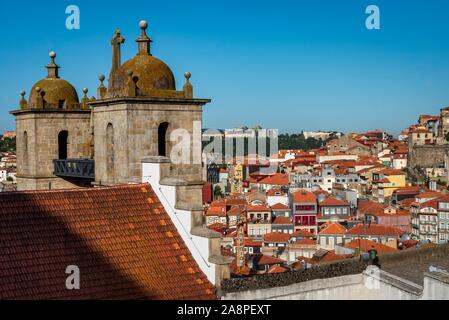 Les doubles clochers de l'église Sao Lourenço à Porto, Portugal. Banque D'Images