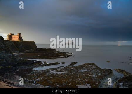 Le Château de Tantallon, milieu du 14e siècle, la forteresse est de North Berwick, dans la région de East Lothian, Ecosse, surplombant le Firth of Forth et la Bass Rock. Banque D'Images