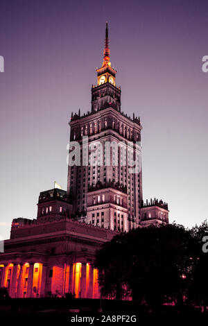 L'Art déco, style du réalisme soviétique, Palais de la Culture et de la Science (Palac Kultury i Nauki) la nuit, Varsovie, Pologne Banque D'Images