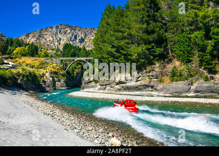 Excès de bateau rib rouge sur une rivière Shotover Jet Bateau Rib, près de l'expérience de Queenstown en Nouvelle-Zélande Banque D'Images