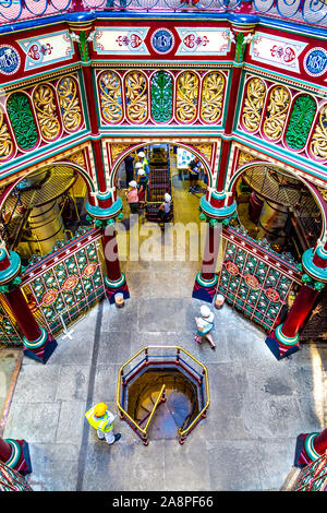 La ferronnerie décorative colorée de l'Octogone à la station de pompage de glosas Emilianenses victorien, UK Banque D'Images