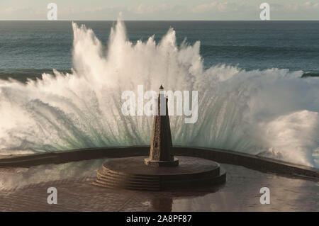 Vague s'écraser dans le phare Banque D'Images