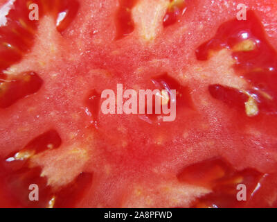 Tomate mûre fraîchement coupé. Banque D'Images