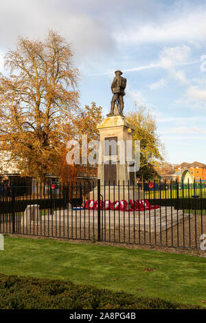 Trowbridge Royal British Legion Souvenir parade de dimanche, 10 novembre 2019, arrive au monument aux morts à Trowbridge Park, Wiltshire UK Banque D'Images