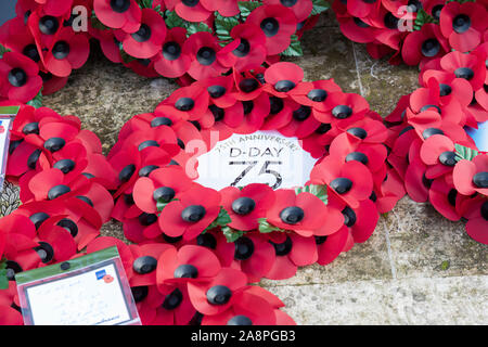 Trowbridge Royal British Legion Souvenir parade de dimanche, 10 novembre 2019. Couronne de pavot marquant le 75e anniversaire du D-Day. Wiltshire, Angleterre Banque D'Images