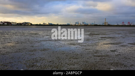 Marée basse à Sandymount Strand Beach, les nuages reflètent dans l'eau piscines du soir. Irlande Dublin. Gare à distance partie Poolbeg Banque D'Images