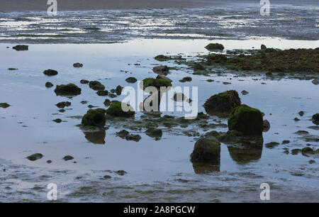 Marée basse à Sandymount Strand beach, Dublin, Irlande. Lumière du soir, sur l'eau des piscines. Les marées de la mer d'Irlande Banque D'Images