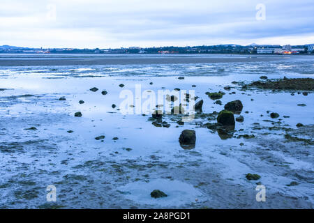 Marée basse à Sandymount Strand beach, lumière du soir, les nuages reflètent dans l'eau des piscines. Irlande Dublin. Les marées de la mer d'Irlande Banque D'Images