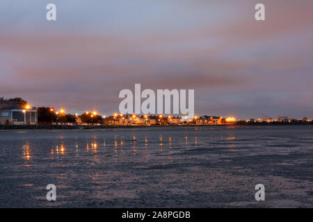 Lumières lointaines avec effets starburst Sandymount Strand le long, Dublin, Irlande. Lumière déclinante, crépuscule, marée basse, marée basse, la plage de Sandymount Banque D'Images