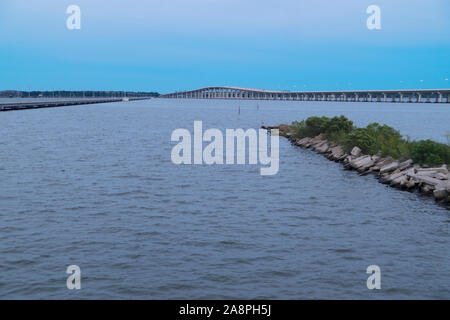 Le Pont de la baie de Biloxi, vu de l'aire de stationnement au Palace Casino. Banque D'Images