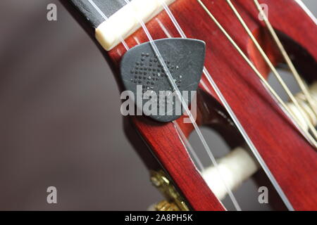 Guitare et plektrum Banque D'Images