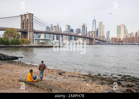 Plage de galets, pont de Brooklyn Park, New York City, États-Unis d'Amérique. Banque D'Images