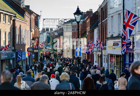 Photo une rue bondée dans une petite ville britannique après le défilé du jour du Souvenir dans la pierre, dans le Staffordshire, au Royaume-Uni. Banque D'Images