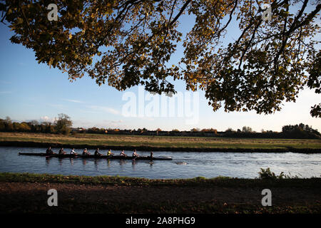 Les rameurs s'entraîner le long de la rivière Cam à Cambridge. Banque D'Images