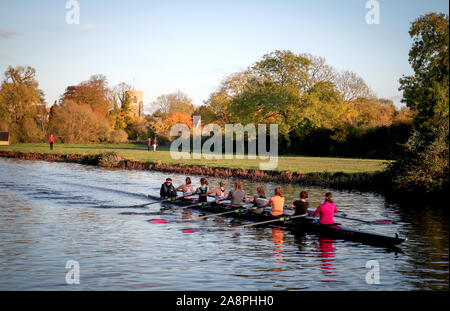 Les rameurs s'entraîner le long de la rivière Cam à Cambridge. Banque D'Images