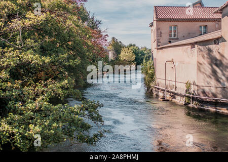 L'Isle-sur-la-Sorgue, Avignon, Vaucluse, Provence-Alpes-Côte d'Azur, France, 24 Septembre 2018 : beaux vieux bâtiments le long du canal Banque D'Images