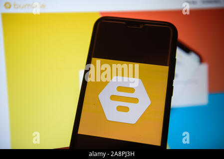 Sur cette photo, l'illustration a Bumble logo affiché sur un smartphone. Banque D'Images