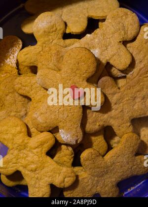 Ginger bread man avec du glaçage coeur Banque D'Images