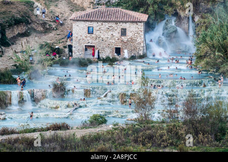 Natural spa avec des cascades et des sources chaudes de Saturnia thermes, Grosseto, Toscane, Italie. Banque D'Images