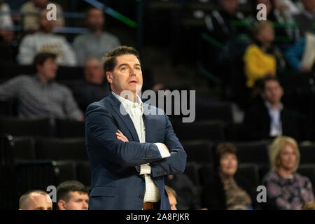 Winston-Salem, NC, USA. 10 Nov, 2019. L'entraîneur-chef des Lions de la Colombie-Britannique Jim Engles regarde son équipe pendant le match de basket-ball à LJVM Coliseum de Winston-Salem, NC. (Scott Kinser/Cal Sport Media). Credit : csm/Alamy Live News Banque D'Images