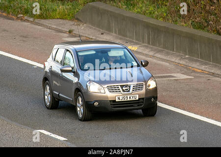 2009 Nissan Qashqai Acenta beige ; UK le trafic de véhicules, transports, véhicules modernes, voitures, vers le sud sur la voie 3 de l'autoroute M6. Banque D'Images